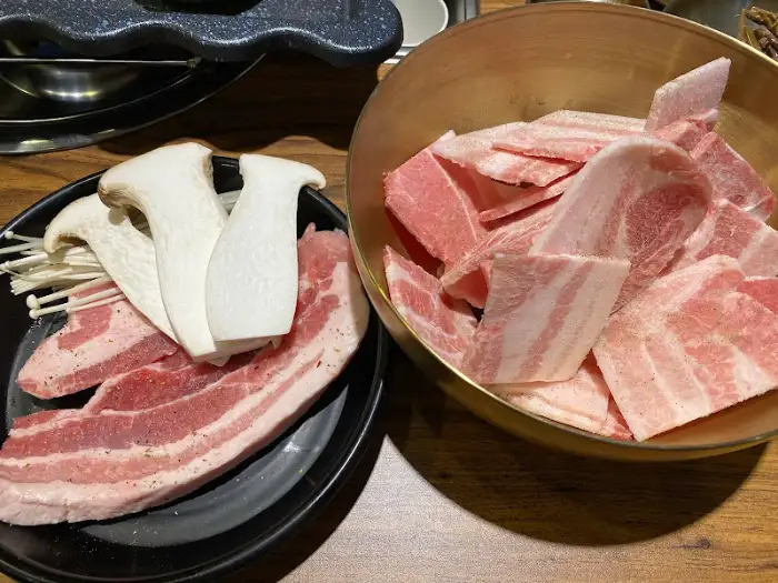 지존삼겹 수원본점 생고기와 버섯