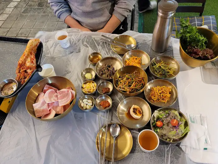 지존삼겹 수원본점 된장찌개와 쌈채소