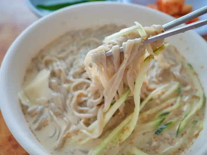 들깨냉국수 면발