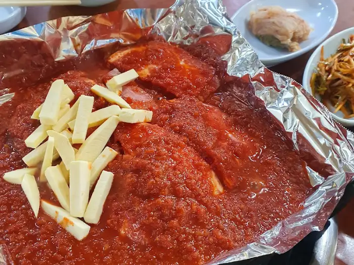 먹음직스럽게 익어가는 돼지양념구이