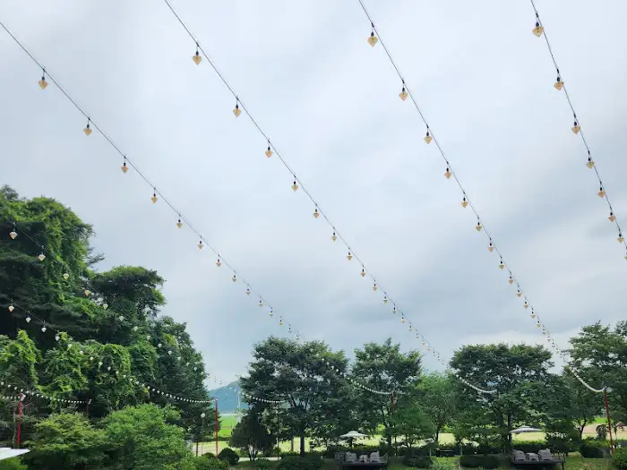 카페 외관 전경과 주변 풍경