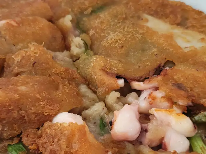 바삭한 도토리 해물전 클로즈업