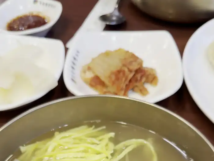 냉면 육수와 김치