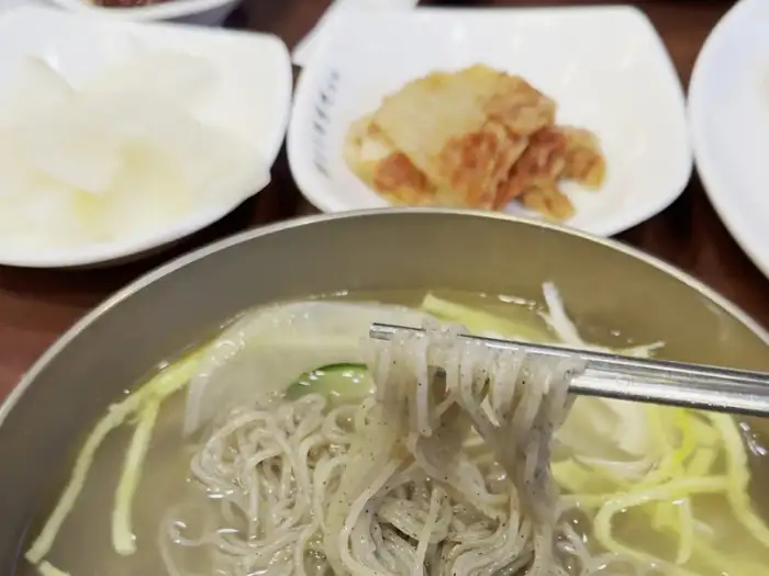 메밀면과 육수의 클로즈업