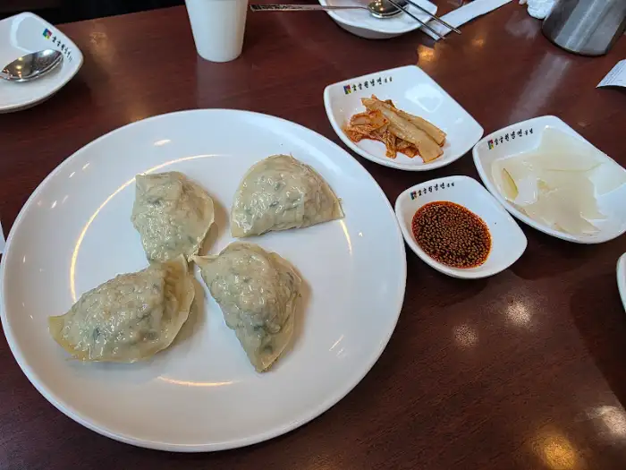 왕만두와 곁들임 반찬