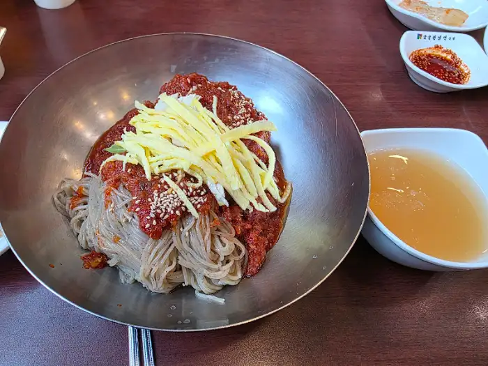 비빔냉면과 곁들임 육수