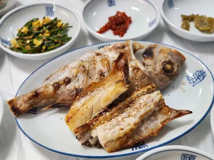 생선구이와 밑반찬