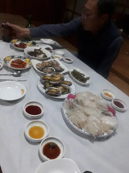 테이블 가득한 음식들
