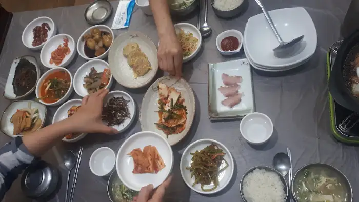 여러 가지 반찬과 메인 요리가 놓인 테이블