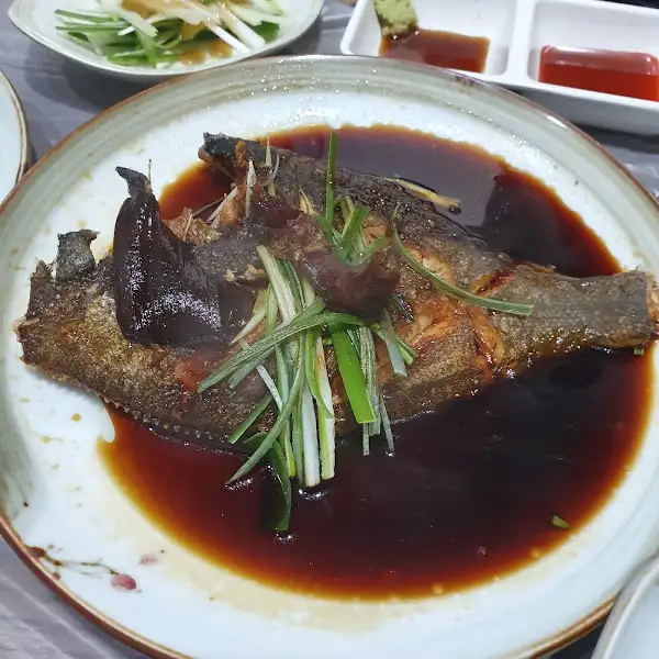 간장 소스에 조려진 생선 요리