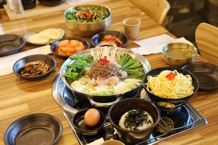 정갈한 반찬과 소고기 국수 준비