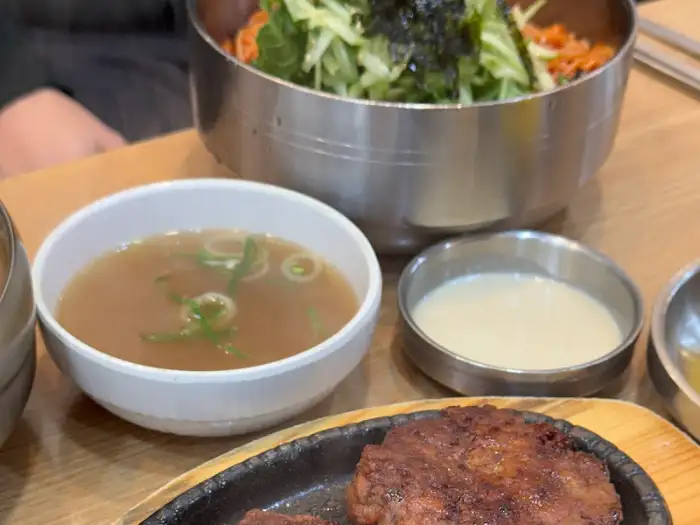칼제비와 함께 나온 밥, 젓갈, 국물