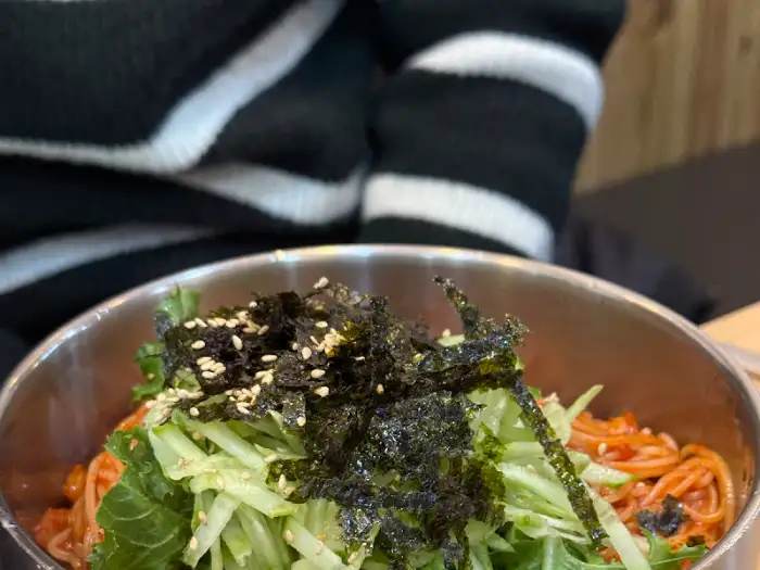 비빔국수에 듬뿍 올라간 채소와 김