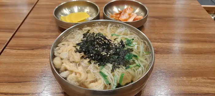 국수 한 그릇과 곁들임 반찬