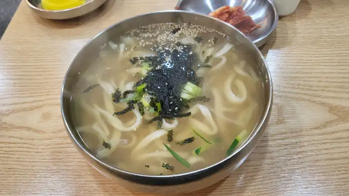 김치와 김이 올라간 칼국수