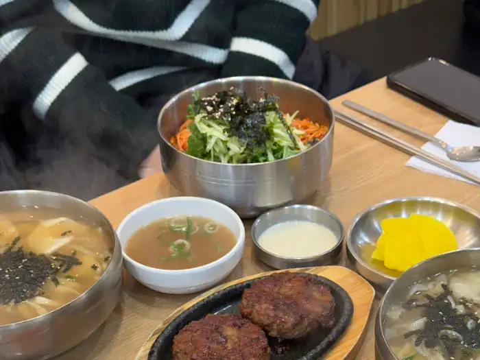 여러 가지 음식들이 차려진 식탁