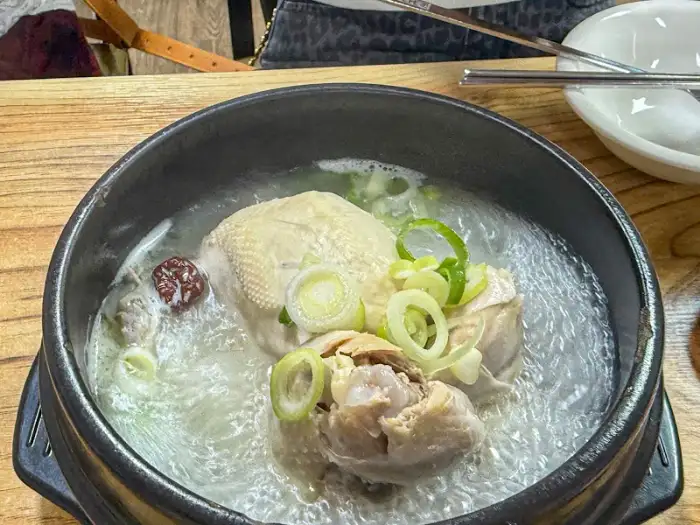 김이 모락모락 나는 삼계탕