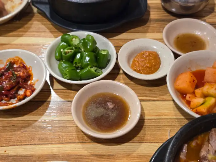 여러 가지 밑반찬이 담긴 작은 접시들