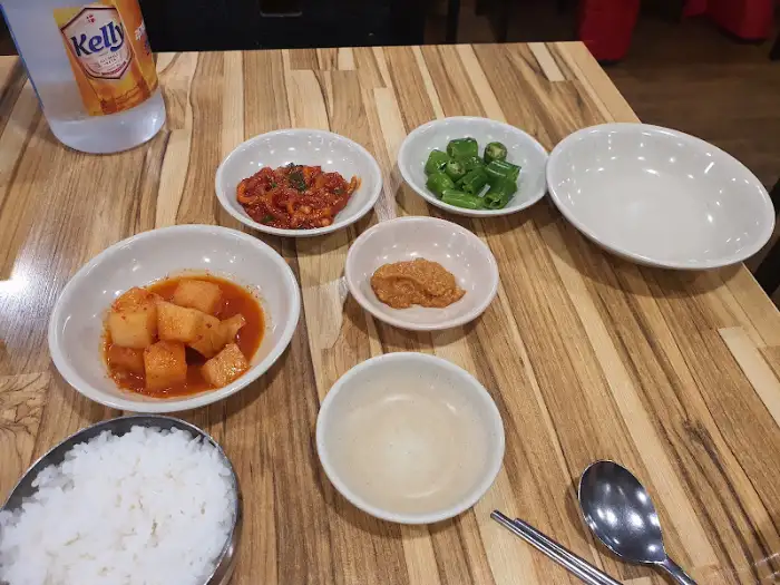 테이블 위에 차려진 밥과 밑반찬, 그리고 빈 그릇