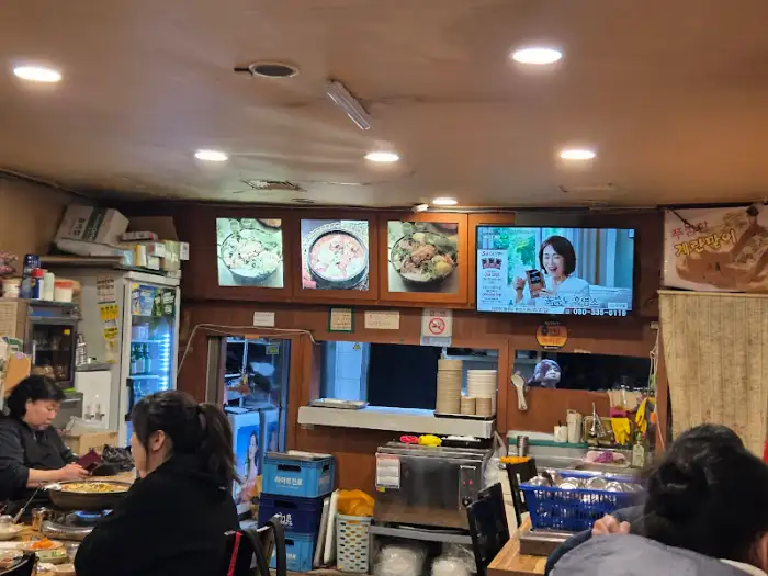 식당 내부의 풍경, 여러 명의 손님들이 식사 중이다.