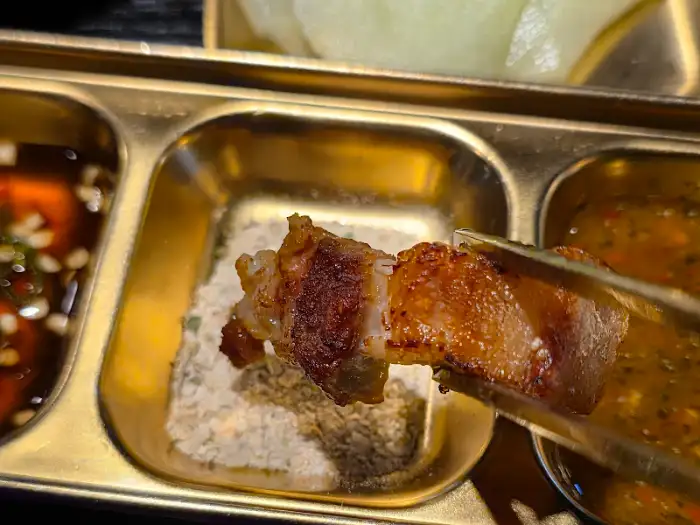 소스와 함께 맛보는 삼겹살