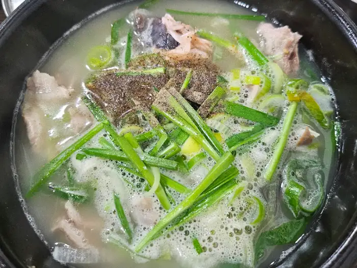 신선한 파와 함께 끓여낸 맑은 국밥