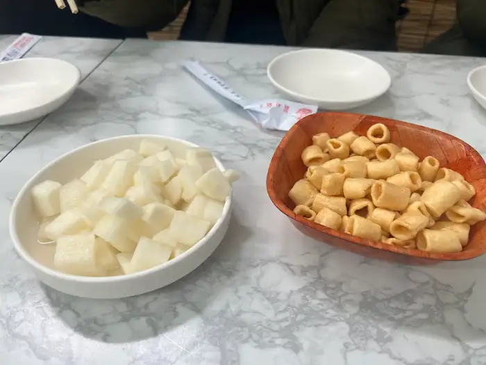 식탁 위에 놓인 기본 찬
