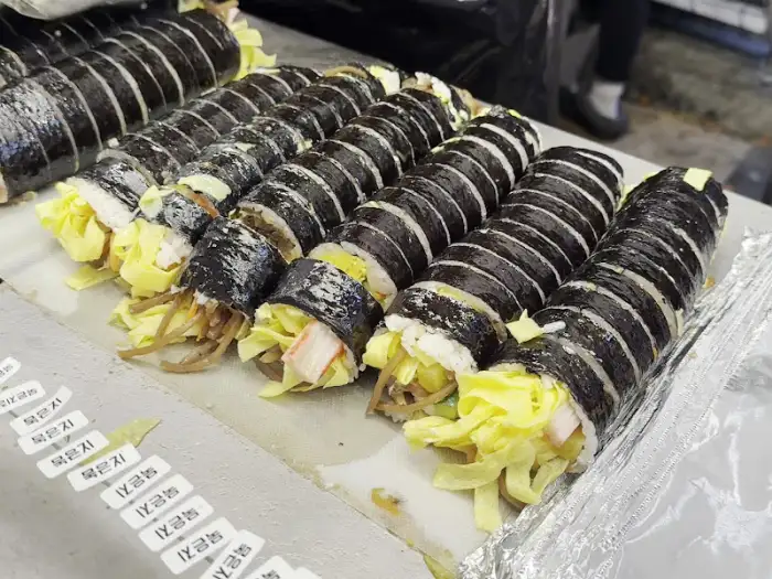 진열된 김밥