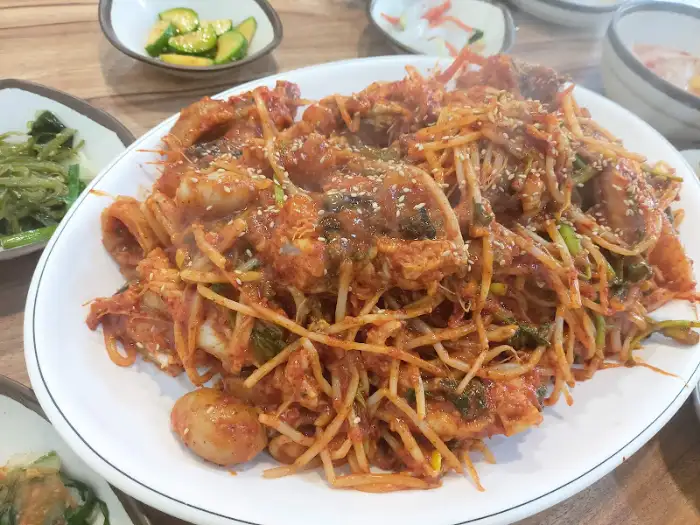 푸짐한 아구찜과 다양한 밑반찬