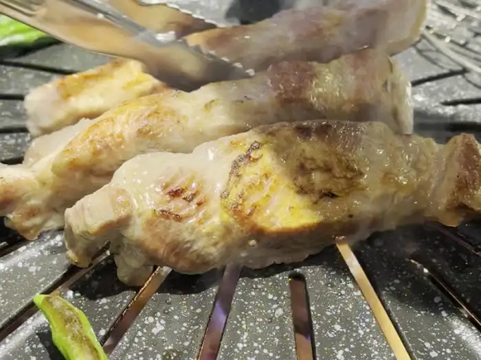 전문가의 손길로 노릇하게 구워지고 있는 삼겹살