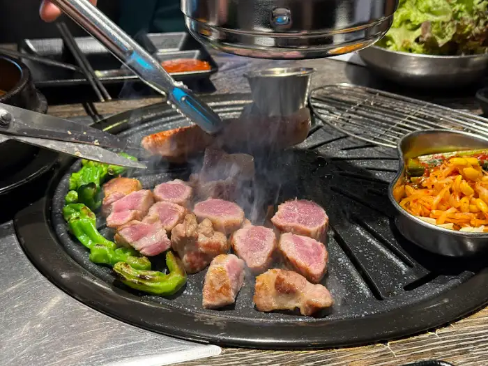 잘 익은 삼겹살을 먹기 좋은 크기로 자르고 있는 모습