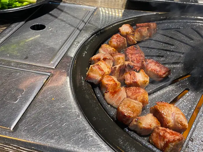잘 익어 윤기가 흐르는 삼겹살 구이