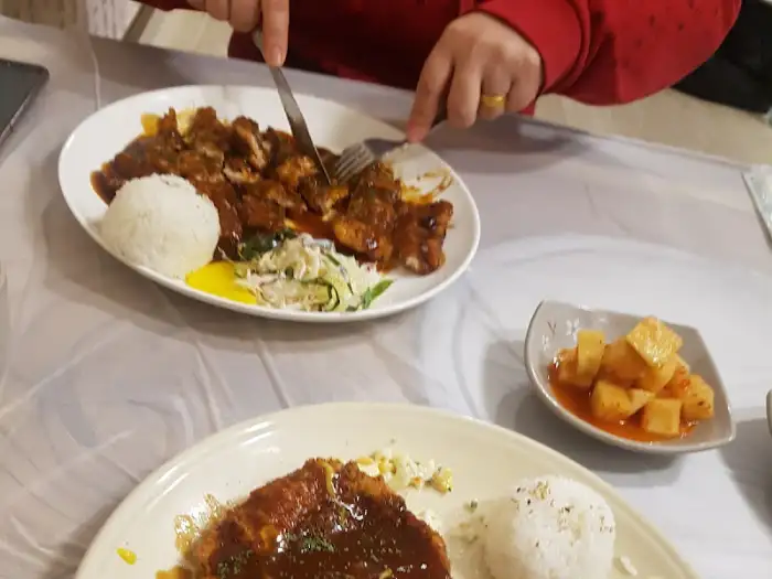 정갈하게 차려진 밑반찬과 메인 요리