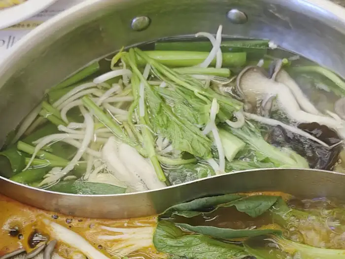 두 가지 육수가 담긴 샤브샤브 냄비