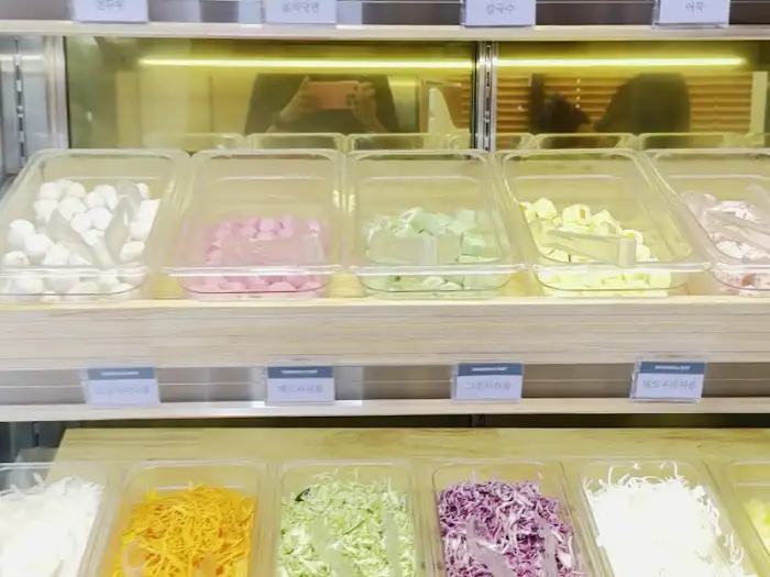 다양한 채소가 담긴 샐러드바