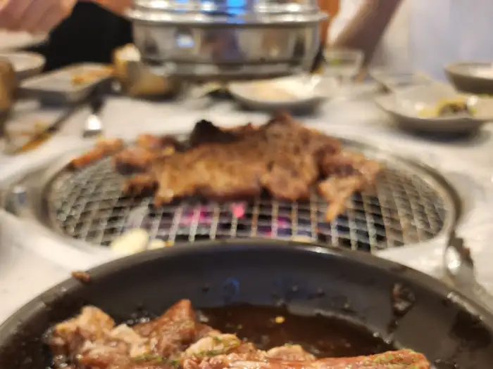 숯불 위에서 맛있게 구워지는 갈비살