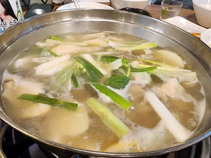 팔팔 끓고 있는 닭한마리