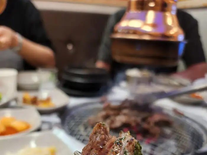 잘 구워진 삼겹살 한 점