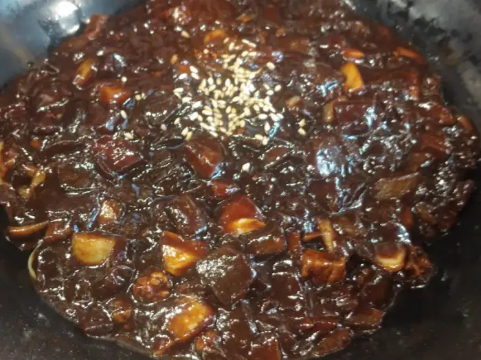 짬뽕 국물과 면발 사진