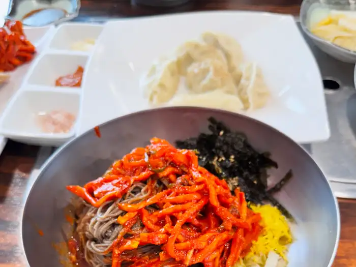 비빔 막국수와 물만두