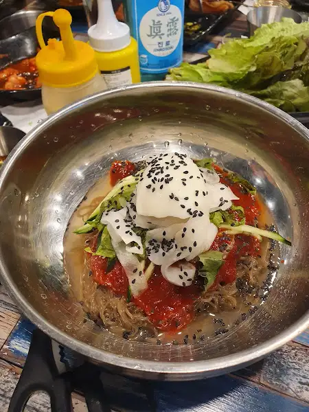 매콤한 비빔냉면
