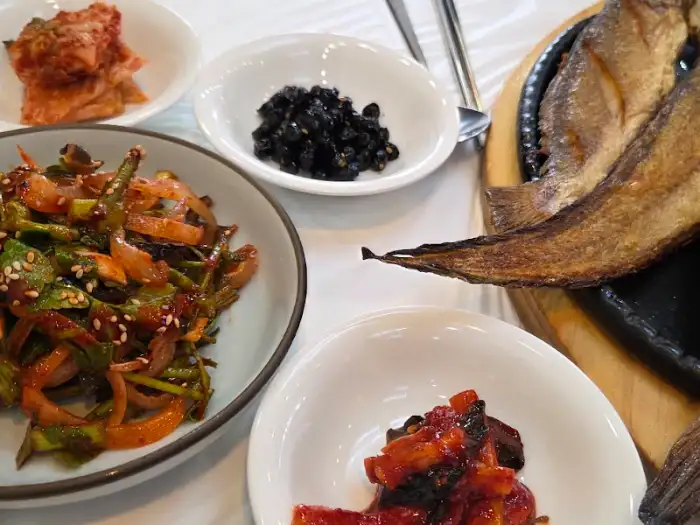 통영 맛집 해안선 밑반찬과 복어 껍질 무침