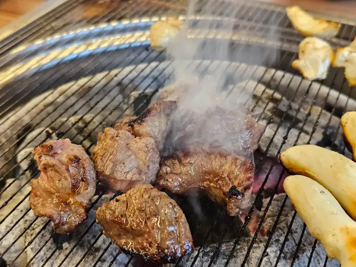 고기 굽는 중