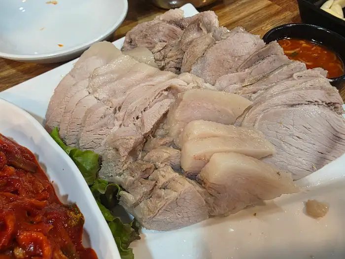 넓은 접시에 푸짐하게 담긴 슬라이스된 보쌈