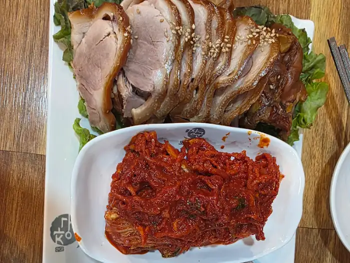 통통한 족발과 곁들임 김치가 함께 나온 모습