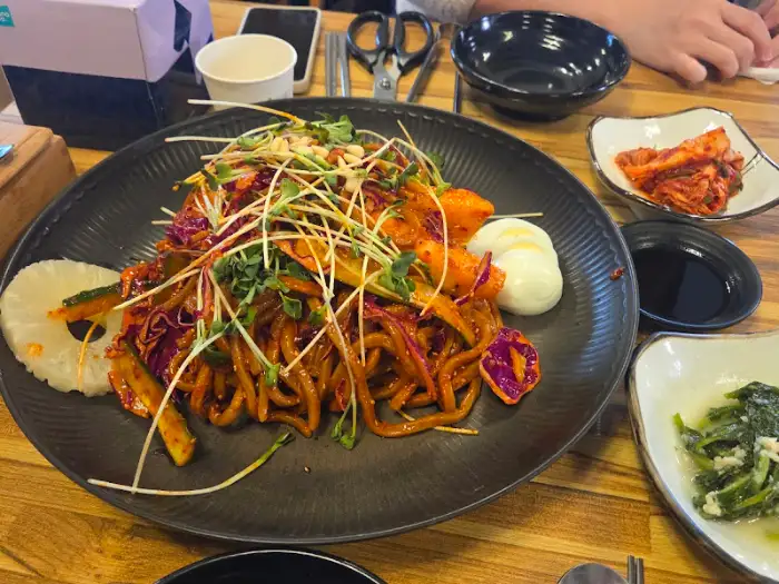 테이블에 차려진 음식들