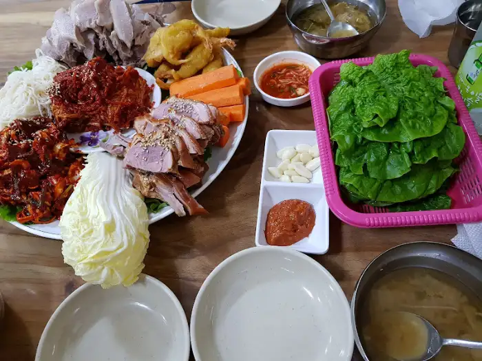 푸짐하게 차려진 보쌈 모둠 메뉴