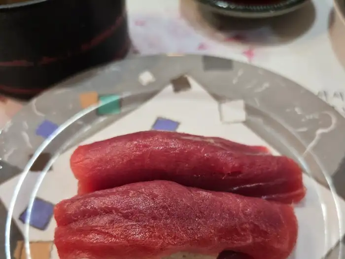 짙은 붉은색의 참치 초밥