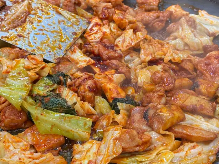 조리 중인 닭갈비