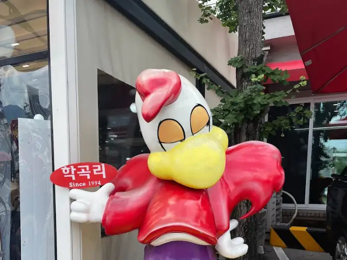 가게 입구 조형물